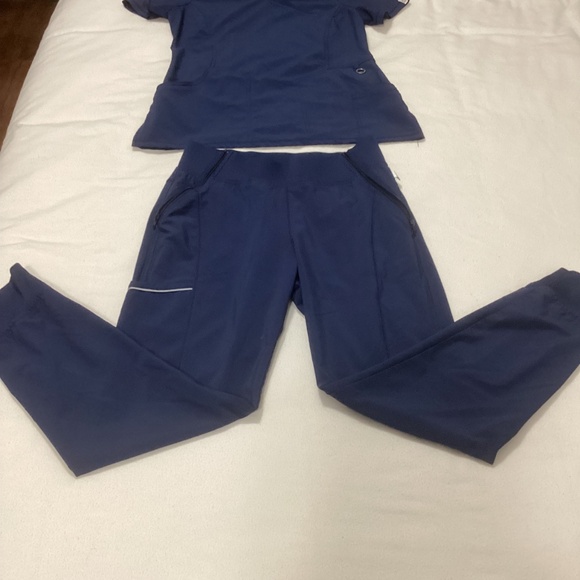 Cherokee Infinity Scrubs - Picture 4 of 12